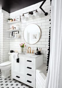 banheiro branco com detalhes pretos