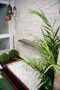 cascata com pedras brancas no jardim