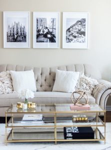decoração de sala com bege, branco e detalhes dourados