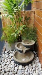 pedras brancas no jardim com fonte