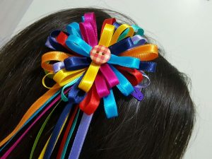 prendedor de cabelo colorido