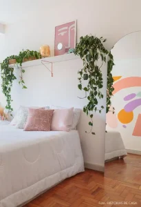 quarto-decorado-com-planta-jiboia-historias-de-casa