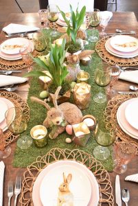 mesa de jantar decorada para páscoa