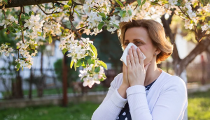 mulher com alergia perto de planta