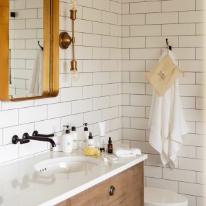 banheiro com azulejos brancos