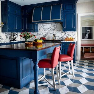 cozinha em azul com cadeiras vermelhas
