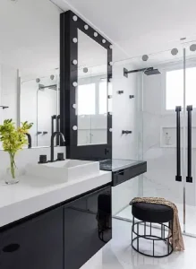 decoração-de-banheiro-preto-e-branco-com-penteadeira-Foto-Pinterest