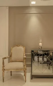 decoração-na-cor-bege-e-móvel-espelhado