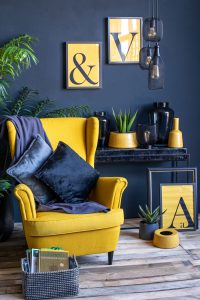 espaço com amarelo e azul-escuro