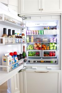 geladeira com alimentos organizados