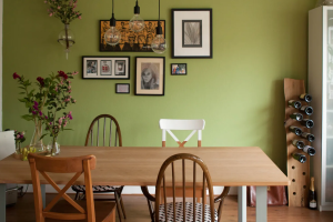 sala de jantar com parede verde-oliva
