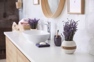 vasos de lavanda no banheiro