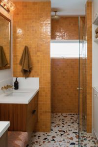 banheiro com azulejos em tom terroso