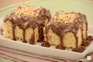 bolo-amendoim-cobertura-chocolate