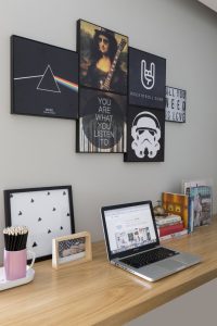 home office com itens geek