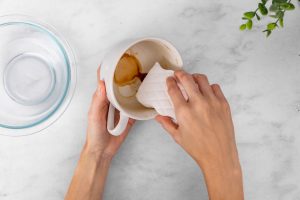 limpeza de caneca de café