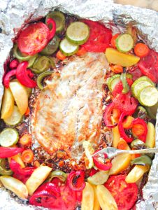 peixe assado com legumes