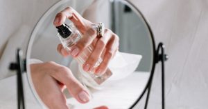 Perfume na geladeira? Descubra por que isso está virando moda e se vale a pena!