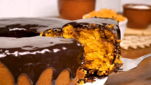 bolo de cenoura com cobertura de chocolate