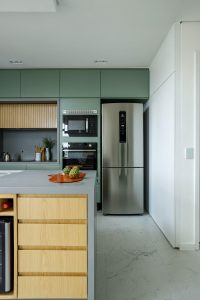 cozinha de apartamento em tom verde