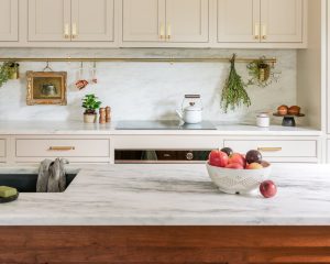 cozinha neutra com bancada de mármore