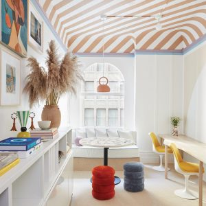 espaço com papel de parede no teto