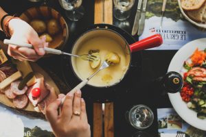 pessoas comendo fondue