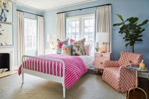 quarto de hóspedes com toque de cor e poltrona