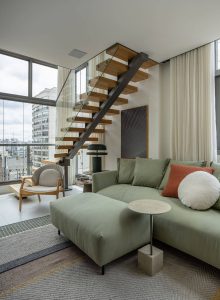 sala de estar com escada para mezanino em dúplex