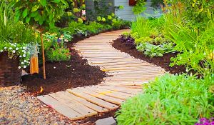 caminho de pallet no jardim