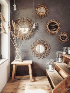 parede decorada com espelhos