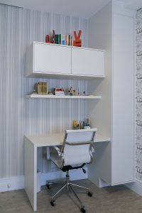 espaço de estudo no quarto infantil