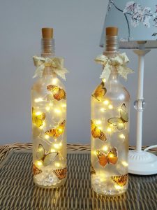 garrafas com cordão de luzes dentro