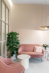 sala de espera sofa rosa