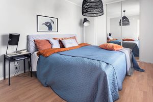 portas espelhadas de guarda-roupa em quarto