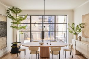 sala de jantar minimalista com plantas