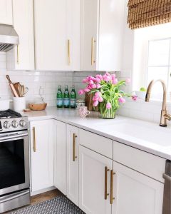 cozinha com vaso de tulipas em bancada