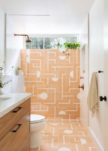 banheiro pequeno moderno com azulejos coloridos