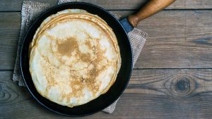 massa de panqueca em frigideira