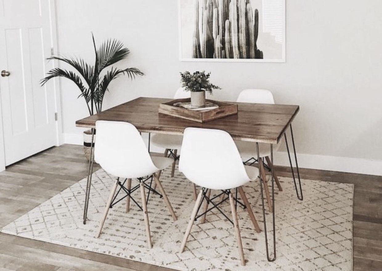 sala de jantar minimalista com mesa de madeira