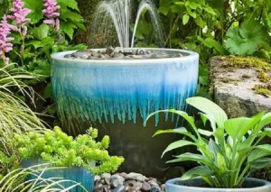 Existem-modelos-de-chafariz-para-jardim-para-ambientes-pequenos.-FOnte-Bob-Vila