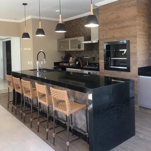 área gourmet com bancada de granito preto