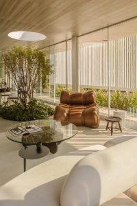 sala ampla com arvore interna