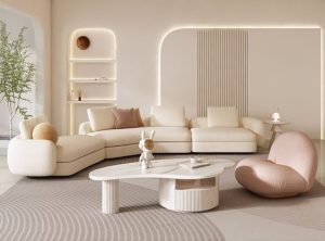 sofa curvo bege em sala ampla