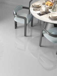 sala de jantar com piso de porcelanato branco