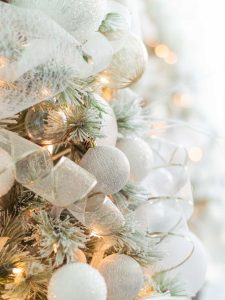 decoração de árvore de natal branca