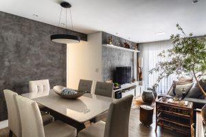 espaço de apartamento com salas de jantar e estar integradas