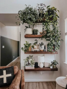 prateleiras decoradas na sala