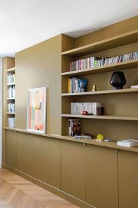 prateleira sob medida para livros pintada de verde
