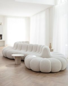sofa curvo bege em ilha com gomos